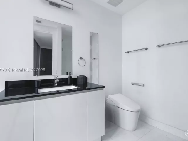 3-bedroom condo for rent in Sunny Isles Beach - 18555 Collins Ave 4603 - MondialRealty