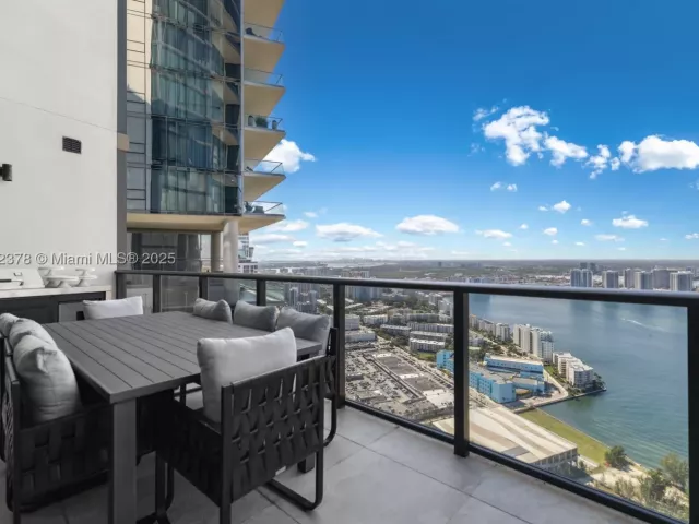 3-bedroom condo for rent in Sunny Isles Beach - 18555 Collins Ave 4603 - MondialRealty