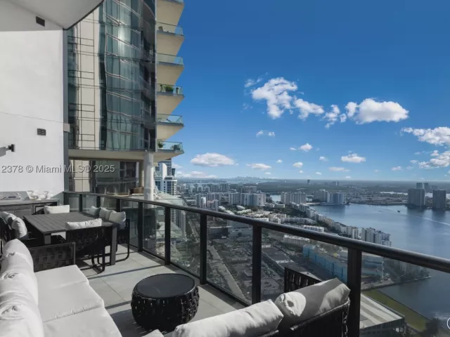 3-bedroom condo for rent in Sunny Isles Beach - 18555 Collins Ave 4603 - MondialRealty