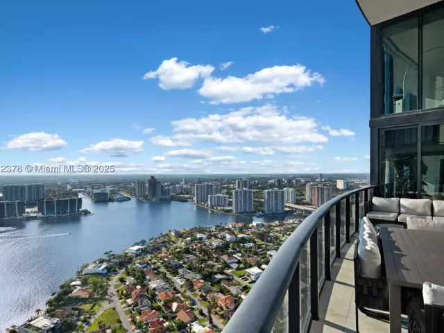 3-bedroom condo for rent in Sunny Isles Beach - 18555 Collins Ave 4603 - MondialRealty