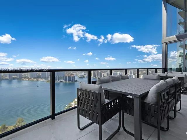 3-bedroom condo for rent in Sunny Isles Beach - 18555 Collins Ave 4603 - MondialRealty