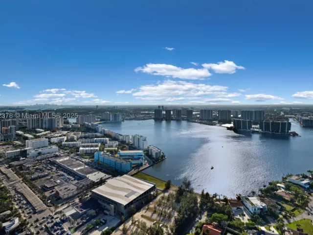 3-bedroom condo for rent in Sunny Isles Beach - 18555 Collins Ave 4603 - MondialRealty