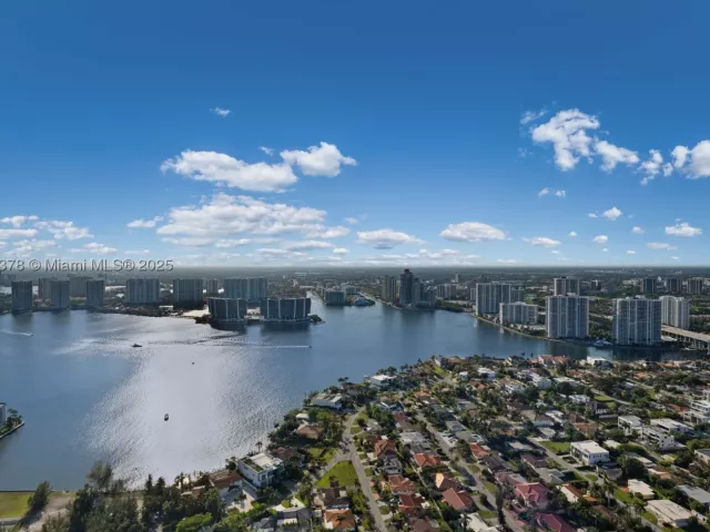 3-bedroom condo for rent in Sunny Isles Beach - 18555 Collins Ave 4603 - MondialRealty