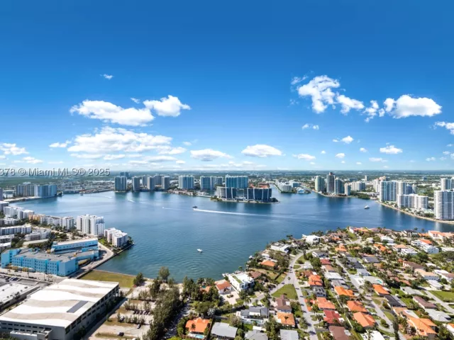 3-bedroom condo for rent in Sunny Isles Beach - 18555 Collins Ave 4603 - MondialRealty