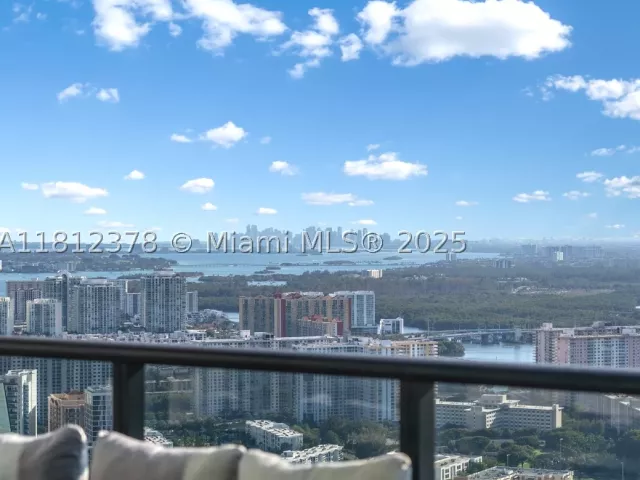 3-bedroom condo for rent in Sunny Isles Beach - 18555 Collins Ave 4603 - MondialRealty