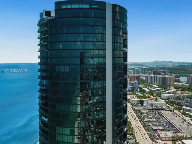 3-bedroom condo for rent in Sunny Isles Beach - 18555 Collins Ave 4603 - MondialRealty