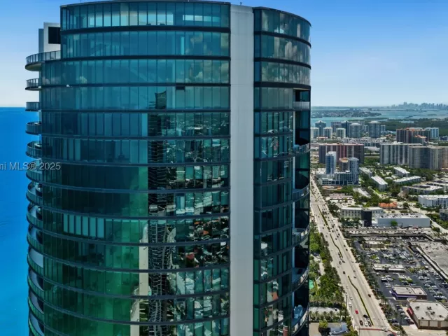 3-bedroom condo for rent in Sunny Isles Beach - 18555 Collins Ave 4603 - MondialRealty