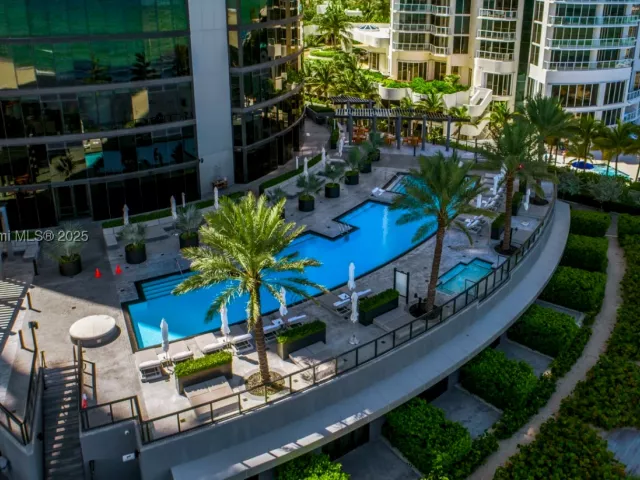 3-bedroom condo for rent in Sunny Isles Beach - 18555 Collins Ave 4603 - MondialRealty