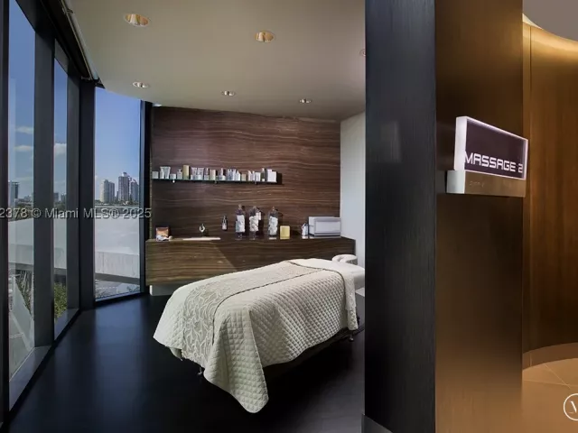 3-bedroom condo for rent in Sunny Isles Beach - 18555 Collins Ave 4603 - MondialRealty