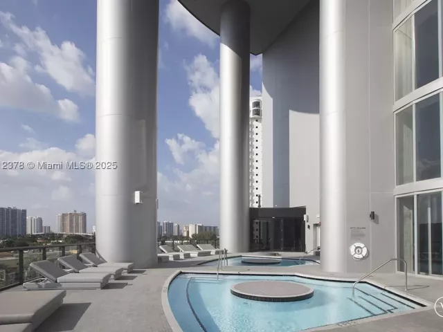 3-bedroom condo for rent in Sunny Isles Beach - 18555 Collins Ave 4603 - MondialRealty