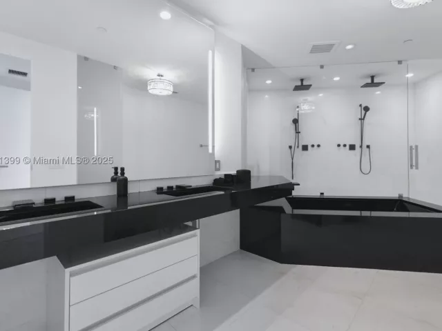 3-bedroom condo for sale in Sunny Isles Beach - 18555 Collins Ave 4603 - MondialRealty