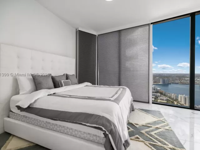3-bedroom condo for sale in Sunny Isles Beach - 18555 Collins Ave 4603 - MondialRealty
