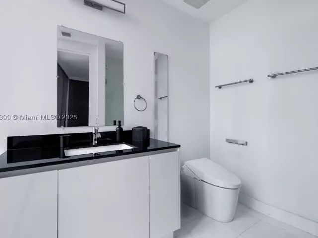 3-bedroom condo for sale in Sunny Isles Beach - 18555 Collins Ave 4603 - MondialRealty
