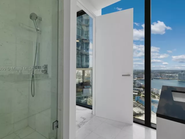 3-bedroom condo for sale in Sunny Isles Beach - 18555 Collins Ave 4603 - MondialRealty