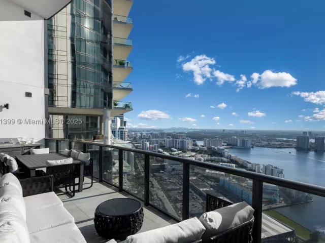 3-bedroom condo for sale in Sunny Isles Beach - 18555 Collins Ave 4603 - MondialRealty