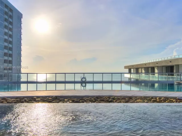 1-bedroom condo for sale in Miami Beach - 6801 Collins Ave 510 Door 512 - MondialRealty