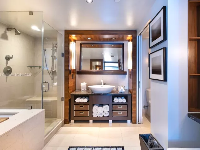 1-bedroom condo for sale in Miami Beach - 6801 Collins Ave 510 Door 512 - MondialRealty