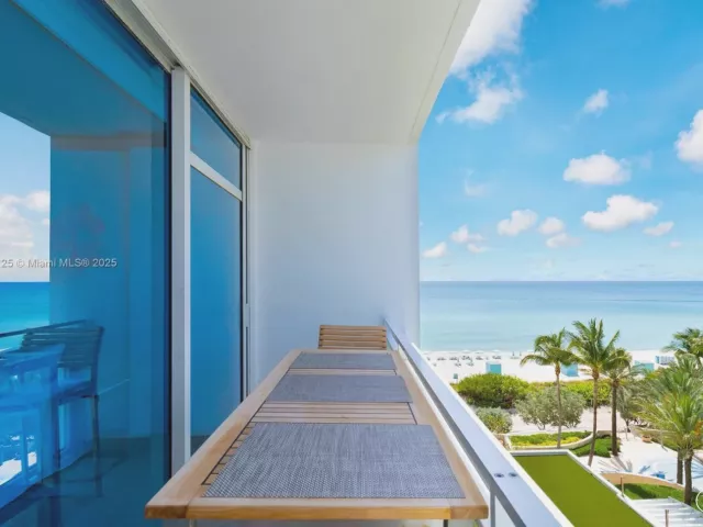 1-bedroom condo for sale in Miami Beach - 6801 Collins Ave 510 Door 512 - MondialRealty