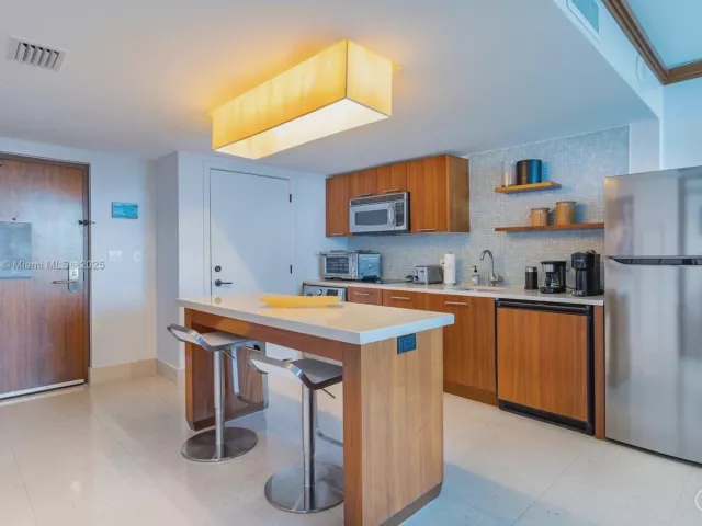 1-bedroom condo for sale in Miami Beach - 6801 Collins Ave 510 Door 512 - MondialRealty
