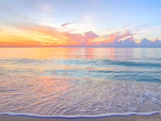 1-bedroom condo for sale in Miami Beach - 6801 Collins Ave 510 Door 512 - MondialRealty