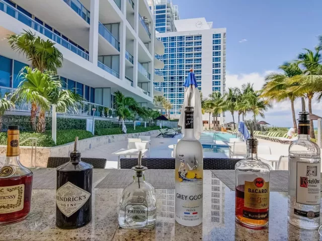 1-bedroom condo for sale in Miami Beach - 6801 Collins Ave 510 Door 512 - MondialRealty