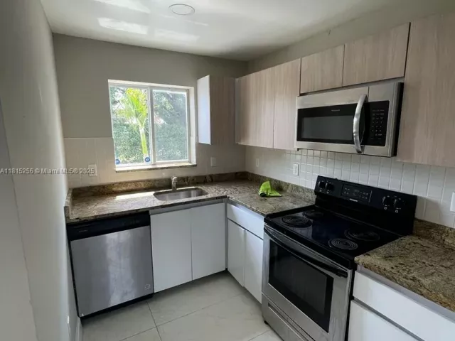 3-bedroom home for sale in Fort Lauderdale - 811 NW 3rd Ave - MondialRealty