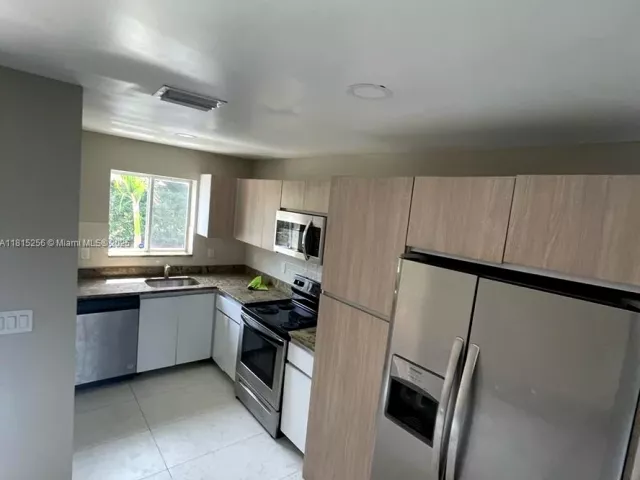 3-bedroom home for sale in Fort Lauderdale - 811 NW 3rd Ave - MondialRealty