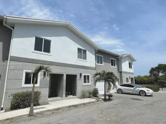 3-bedroom home for sale in Fort Lauderdale - 811 NW 3rd Ave - MondialRealty