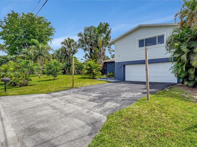 Home for sale at 2700 SW 34th Ave - photo 6110386