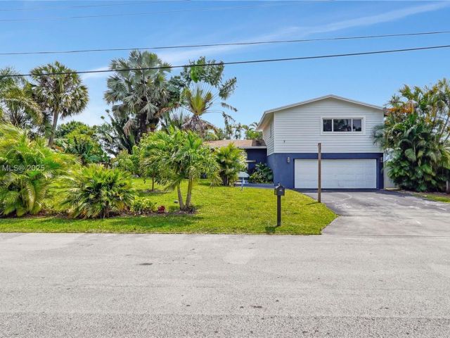 Home for sale at 2700 SW 34th Ave - photo 6110389