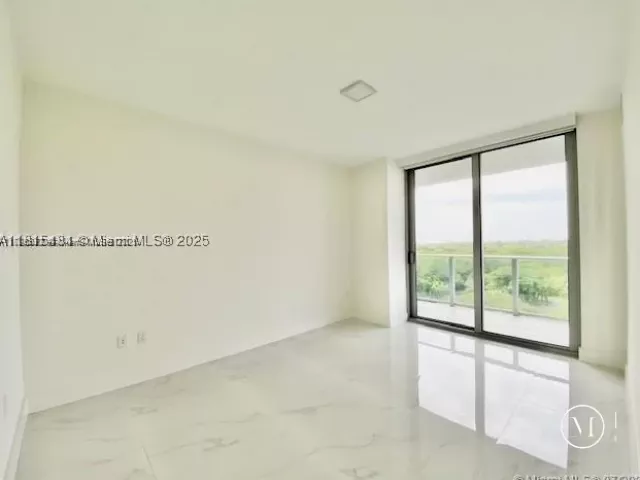 1-bedroom condo for sale in North Miami Beach - 16385 Biscayne Blvd 702 - MondialRealty