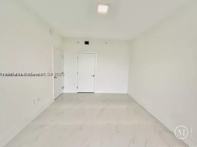 1-bedroom condo for sale in North Miami Beach - 16385 Biscayne Blvd 702 - MondialRealty