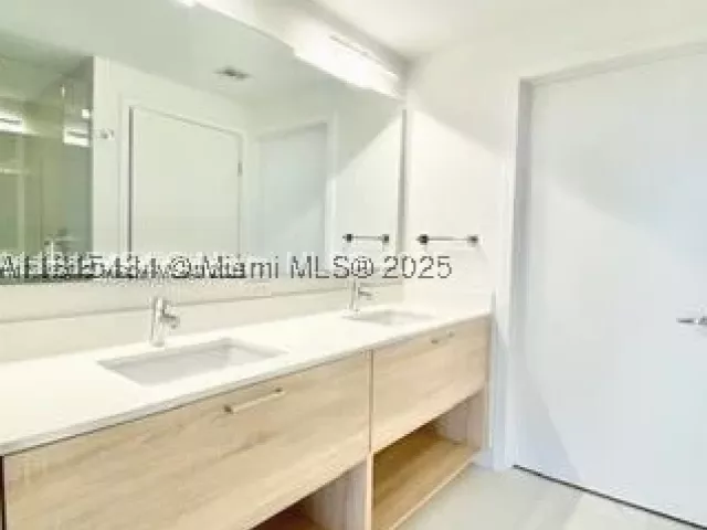1-bedroom condo for sale in North Miami Beach - 16385 Biscayne Blvd 702 - MondialRealty