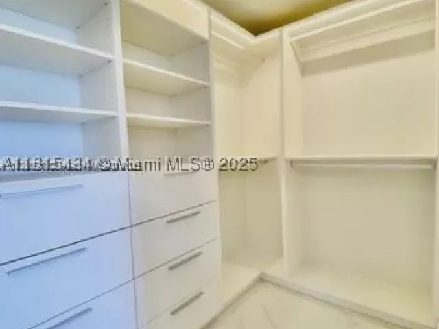 1-bedroom condo for sale in North Miami Beach - 16385 Biscayne Blvd 702 - MondialRealty