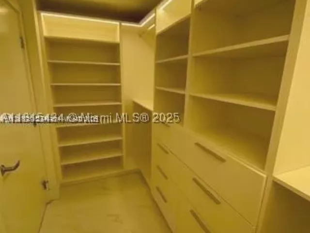 1-bedroom condo for sale in North Miami Beach - 16385 Biscayne Blvd 702 - MondialRealty