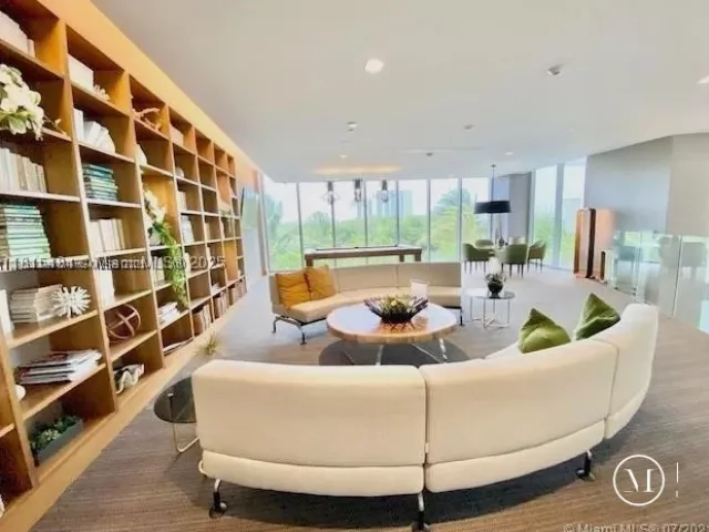 1-bedroom condo for sale in North Miami Beach - 16385 Biscayne Blvd 702 - MondialRealty
