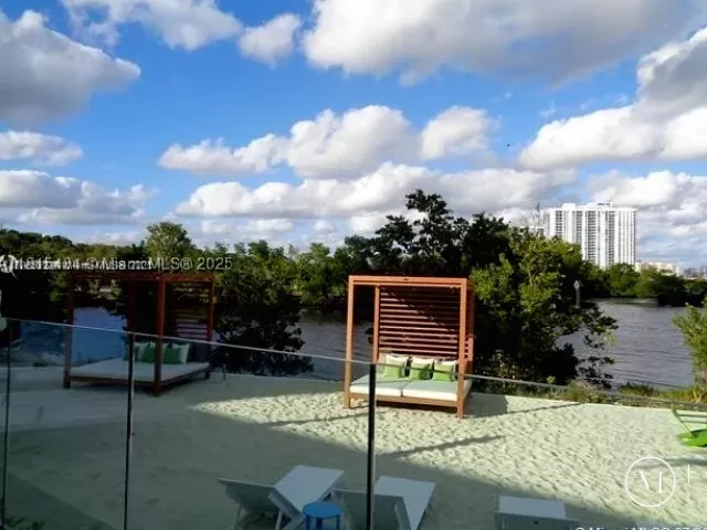 1-bedroom condo for sale in North Miami Beach - 16385 Biscayne Blvd 702 - MondialRealty