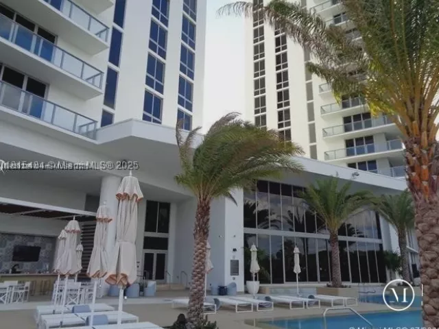 1-bedroom condo for sale in North Miami Beach - 16385 Biscayne Blvd 702 - MondialRealty