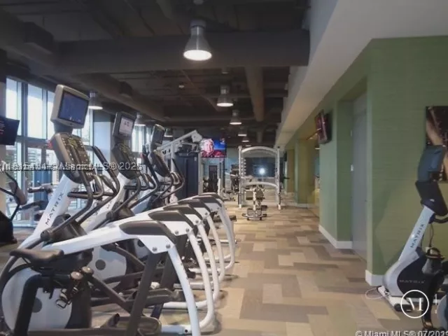 1-bedroom condo for sale in North Miami Beach - 16385 Biscayne Blvd 702 - MondialRealty