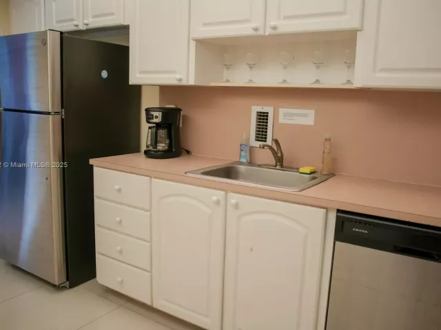 1-bedroom condo for sale in Hollywood - 4001 S Ocean Dr 11A - MondialRealty