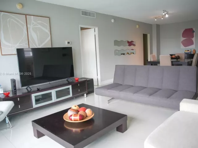 1-bedroom condo for sale in Hollywood - 4001 S Ocean Dr 11A - MondialRealty