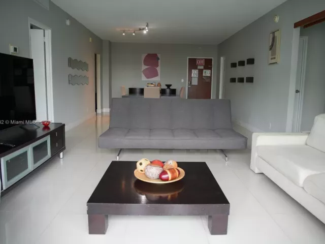 1-bedroom condo for sale in Hollywood - 4001 S Ocean Dr 11A - MondialRealty