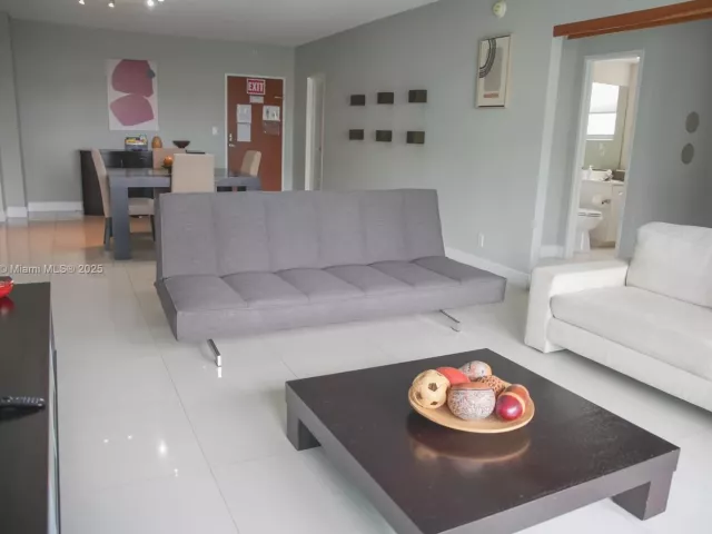 1-bedroom condo for sale in Hollywood - 4001 S Ocean Dr 11A - MondialRealty