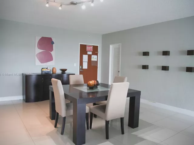 1-bedroom condo for sale in Hollywood - 4001 S Ocean Dr 11A - MondialRealty