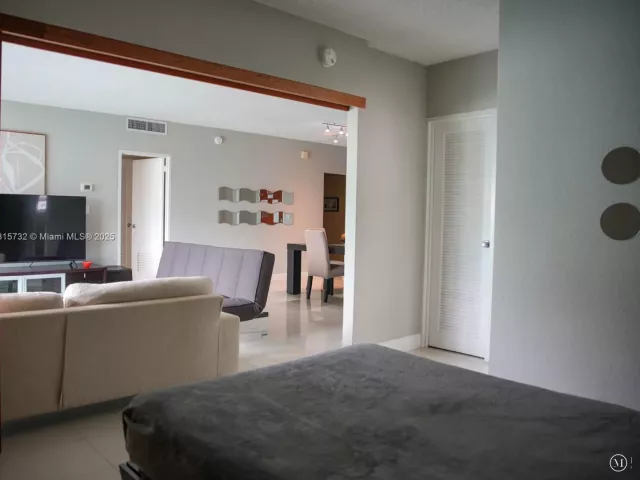 1-bedroom condo for sale in Hollywood - 4001 S Ocean Dr 11A - MondialRealty
