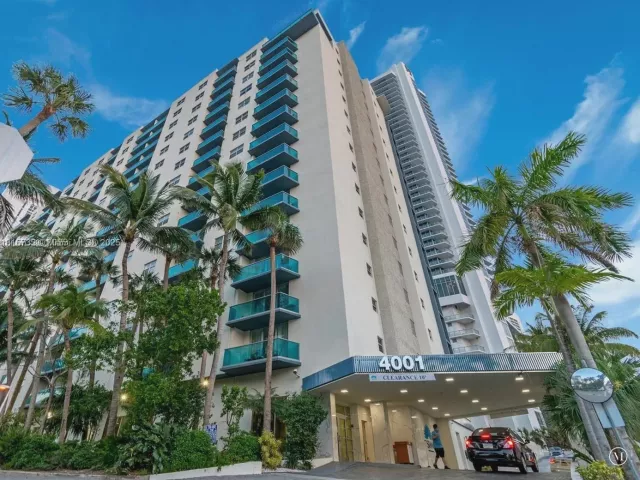 1-bedroom condo for sale in Hollywood - 4001 S Ocean Dr 11A - MondialRealty