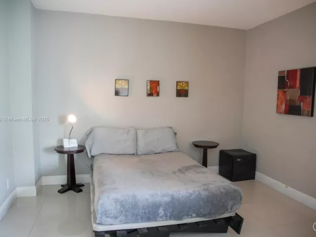 1-bedroom condo for sale in Hollywood - 4001 S Ocean Dr 11A - MondialRealty