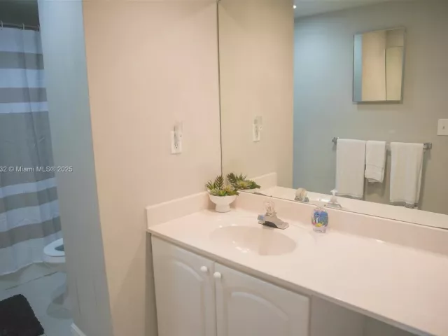 1-bedroom condo for sale in Hollywood - 4001 S Ocean Dr 11A - MondialRealty