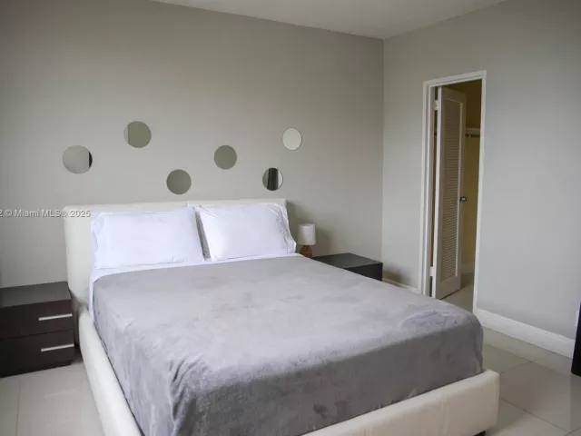 1-bedroom condo for sale in Hollywood - 4001 S Ocean Dr 11A - MondialRealty