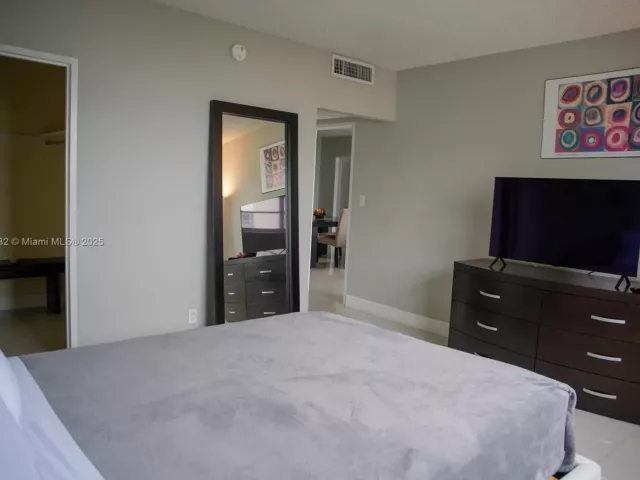 1-bedroom condo for sale in Hollywood - 4001 S Ocean Dr 11A - MondialRealty